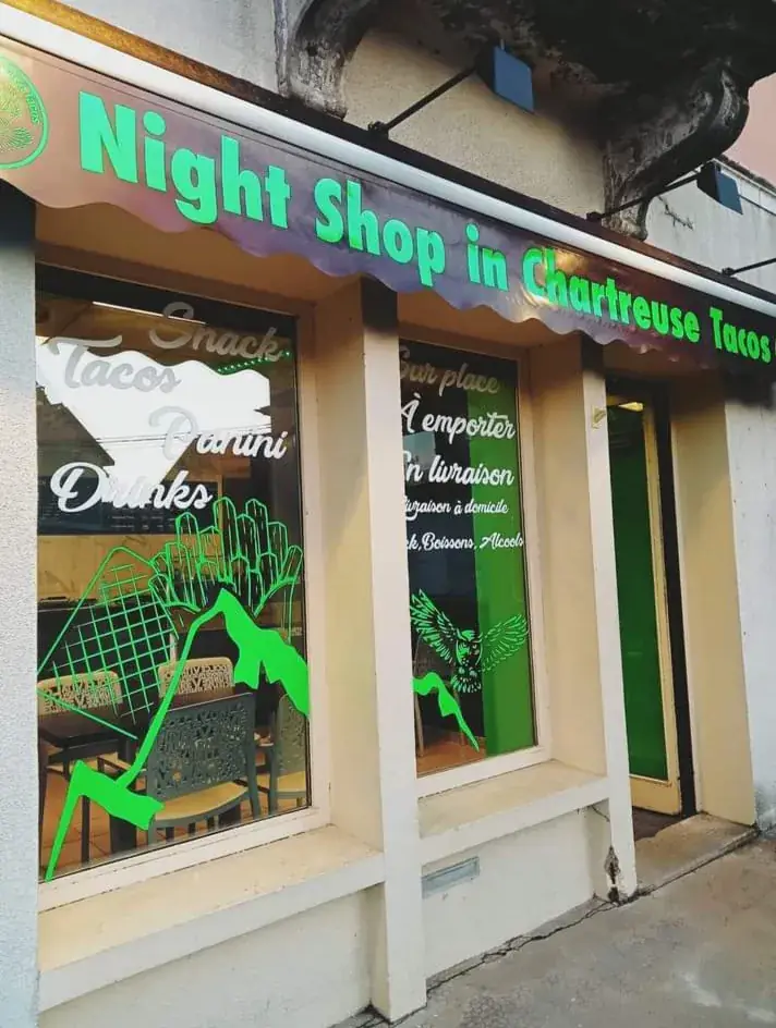 NIGHT SHOP in CHARTREUSE_Échelles_slider_image_1