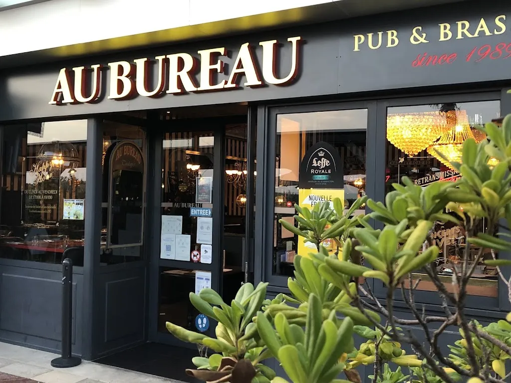 Richard Davies_Au Bureau_Béziers_review