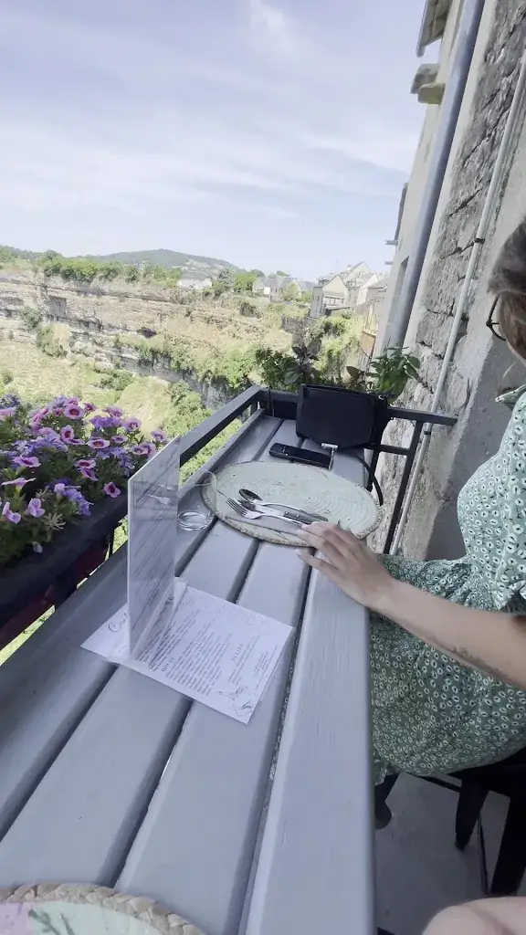 Axelle Tinturier_Au balcon du Gourg_Bozouls_recensione