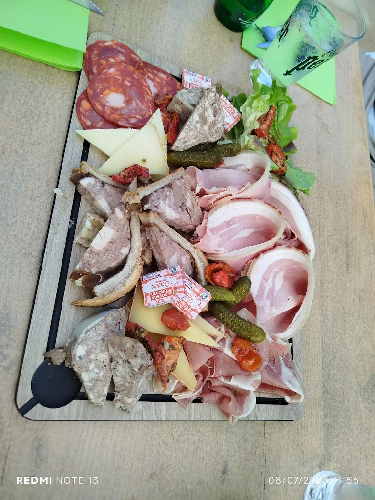 Maxime Molinie_LA PETITE PLACE_Bozouls_review