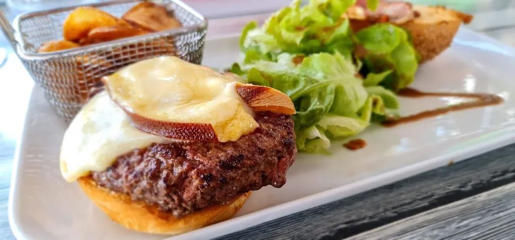 Matt Fisher_Restaurant Le Funiculaire_Plateau-des-Petites-Roches_reseña