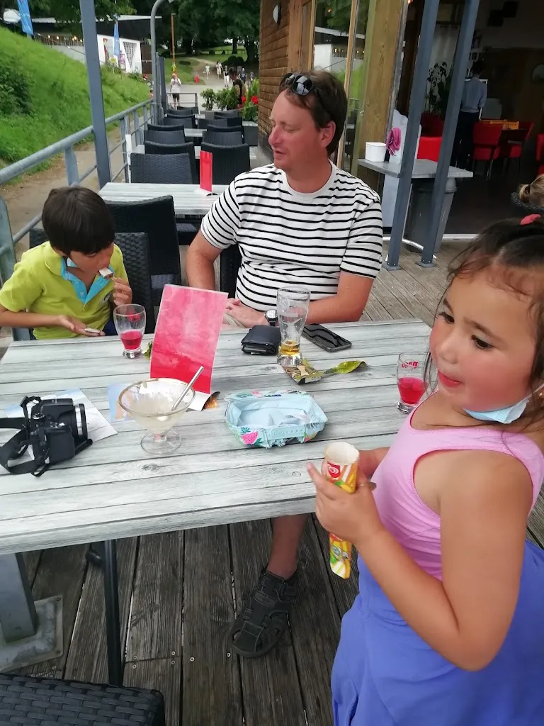 Ein jel Line_Restaurant Le Funiculaire_Plateau-des-Petites-Roches_reseña