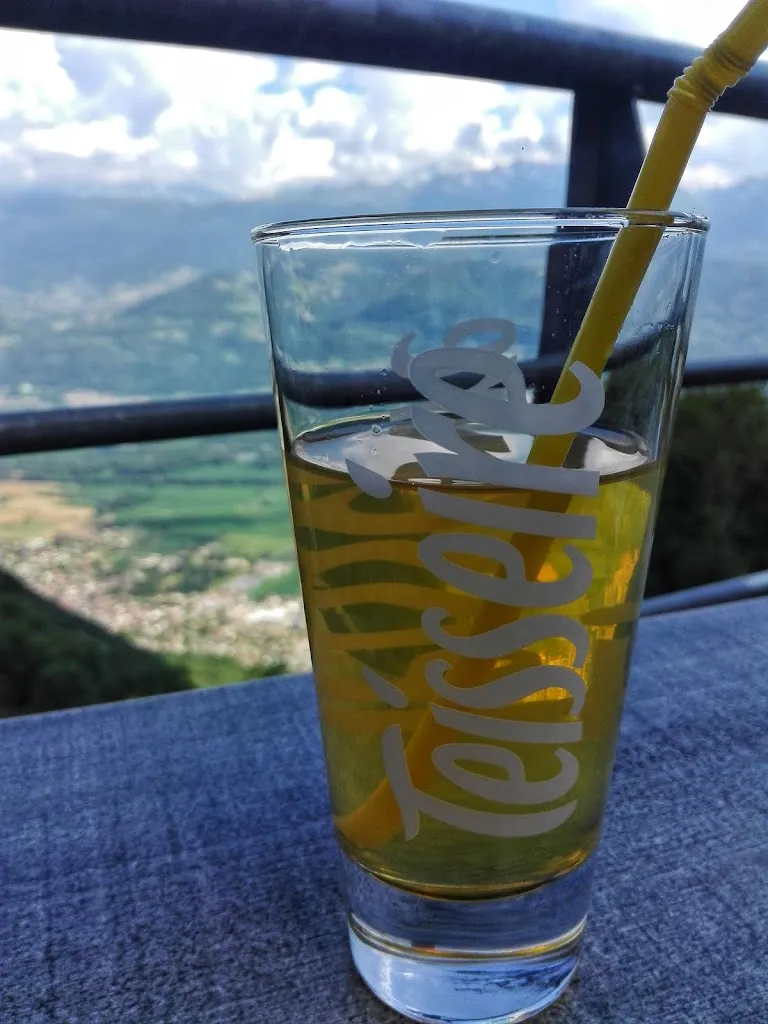 Ariya TH_Restaurant Le Funiculaire_Plateau-des-Petites-Roches_reseña