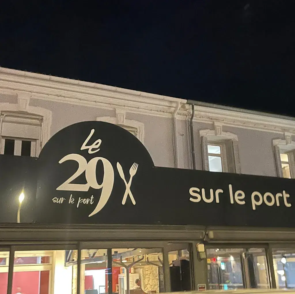 Le 29 "sur le port" restaurant in Mèze
