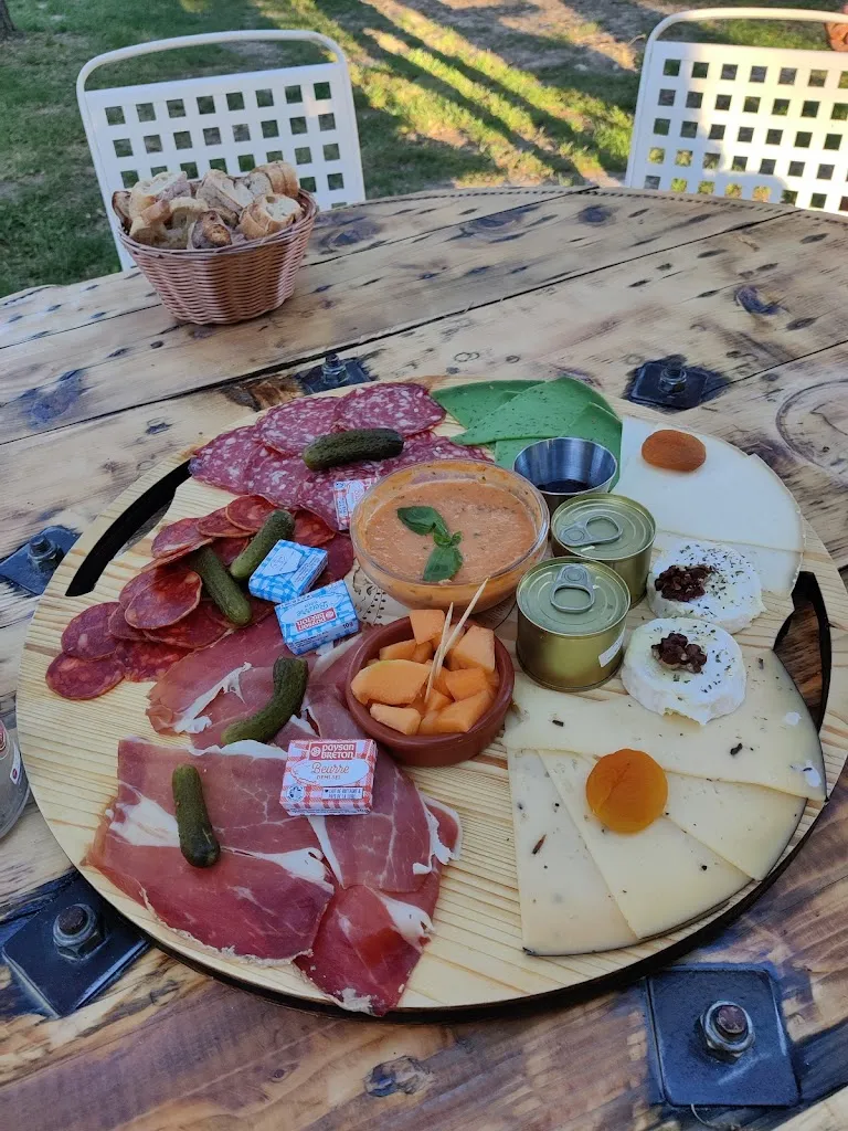 Valerie Ramond_La Guinguette de Jouaninel_Fronton_review