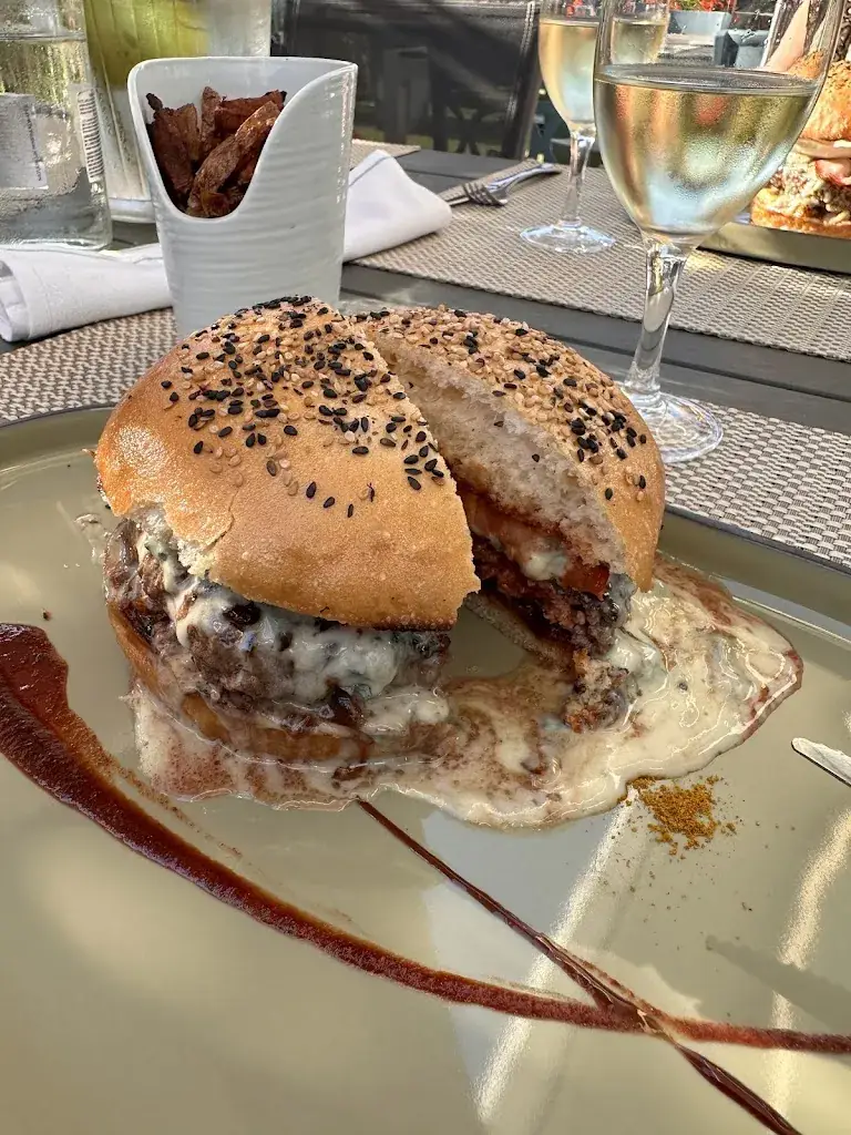 Lubin Hoque_La Cassine du Burger_Bruguières_review