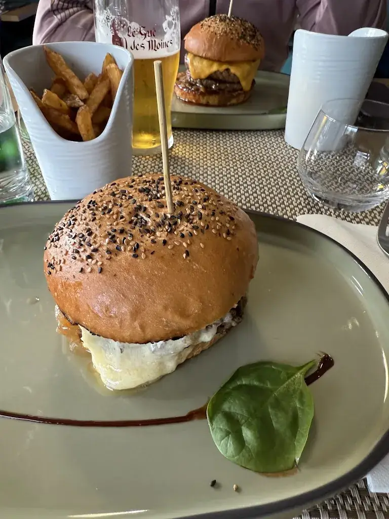 Emi Eml_La Cassine du Burger_Bruguières_review