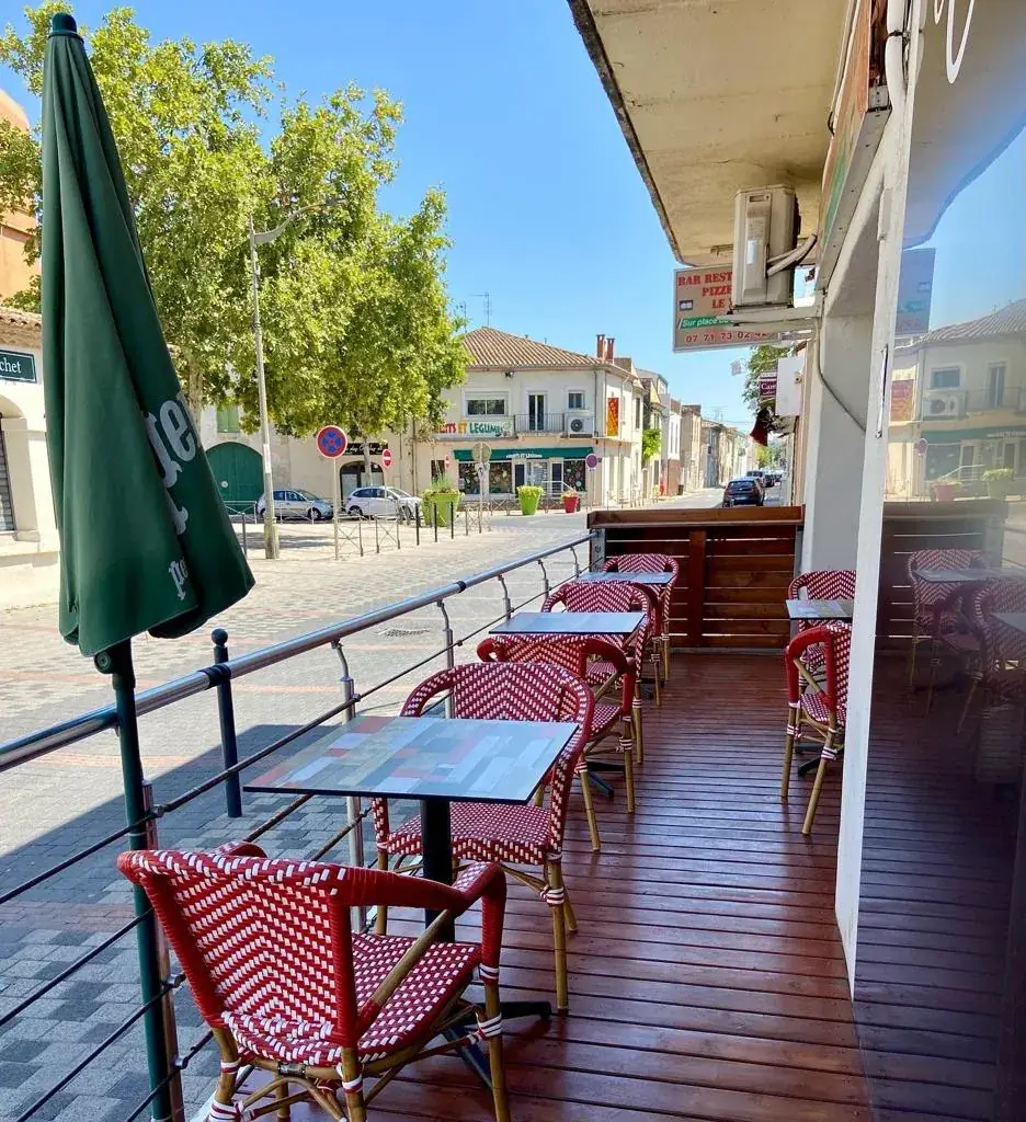 Le P'tit Bar restaurant in Caissargues