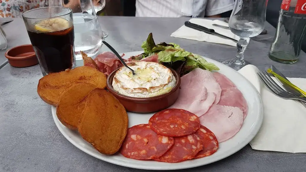 Lisa NAVARRO_A Table_Cabestany_review