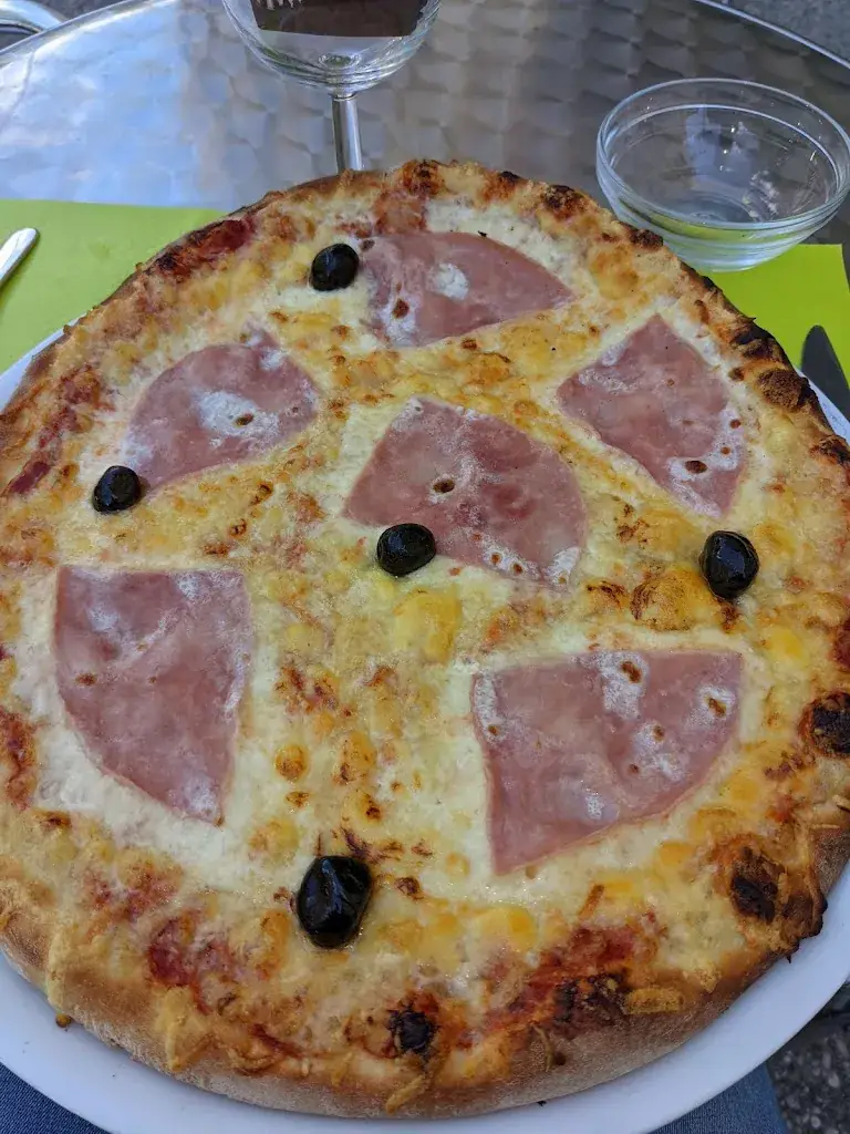 Le Taillefer by buzzi restaurant in Livet-et-Gavet