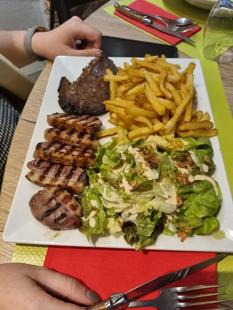 Bar Restaurant Le Central_Caraman_slider_image_2