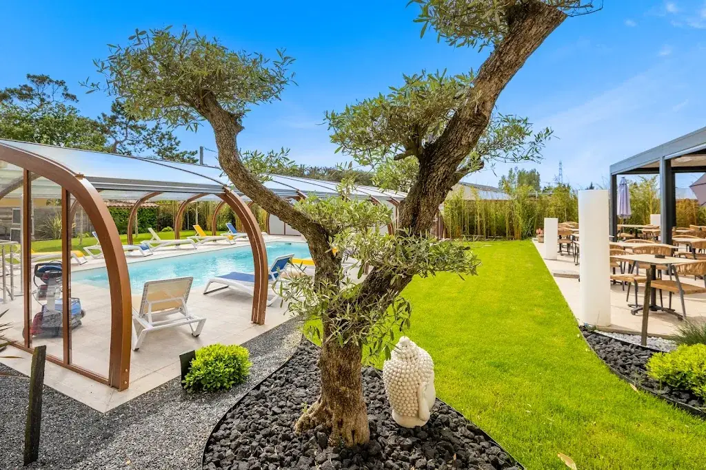 LOGIS Hôtel-Restaurant Le Clos Fleuri restaurant in Castelnaudary