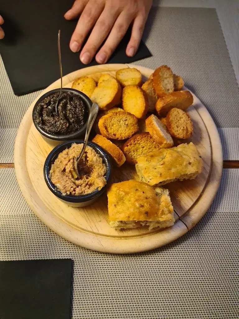 Rebecca Hewitt_Les Jarres_Castillon-du-Gard_review