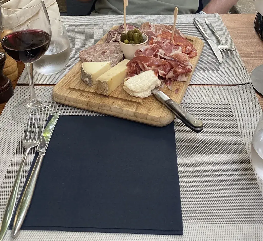 Bartholomew Callaghan_Les Jarres_Castillon-du-Gard_review