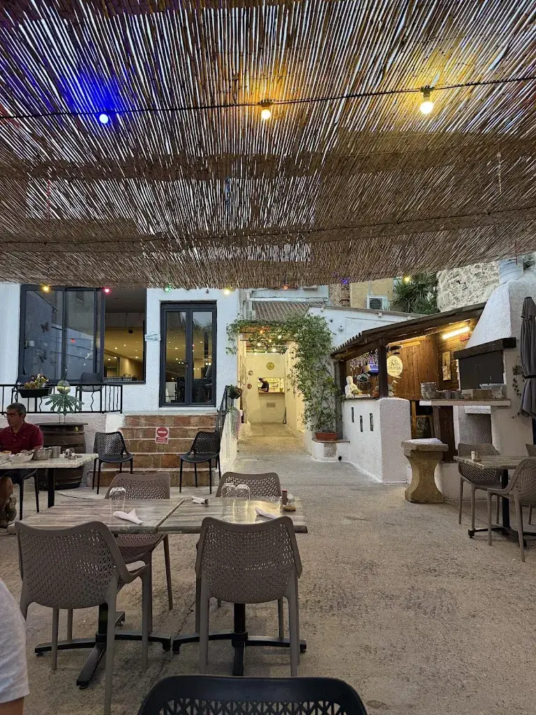 Patio du Lys_Remoulins_slider_image_3