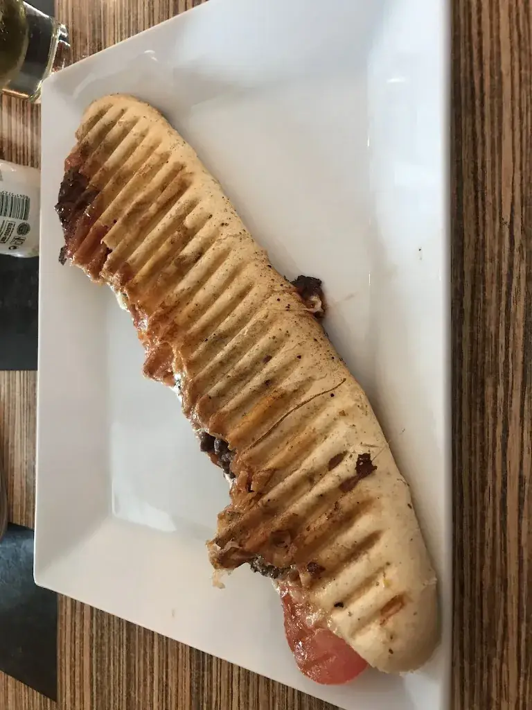 Suri Chaz_Les Glycines_Remoulins_recensione