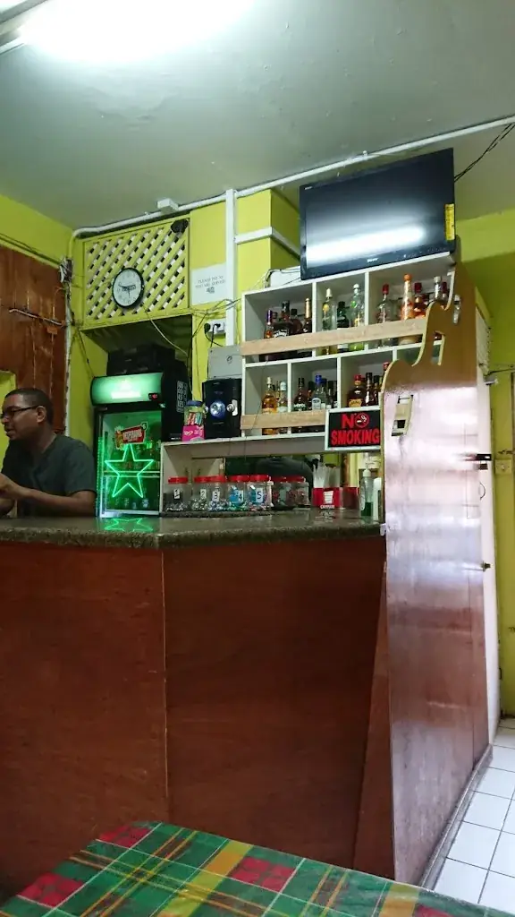 Mervin Wilfred_Aunties place_Lucia_Bewertung