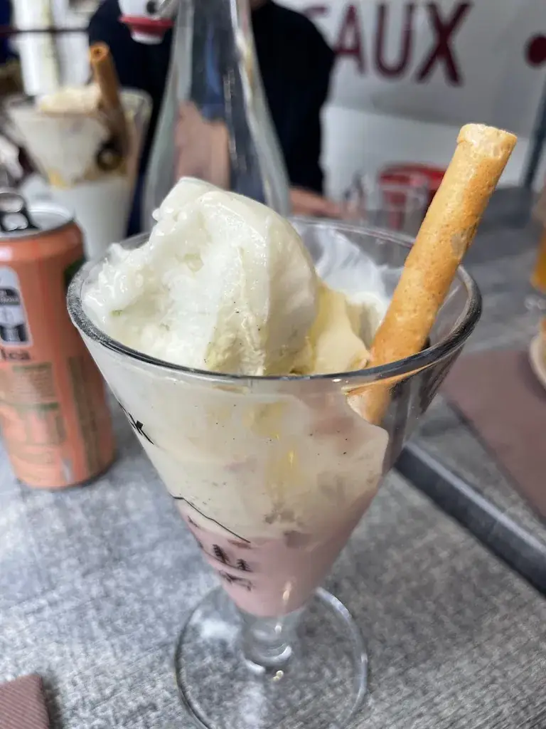 Emma Delpuech_Le refuge_Cauterets_review