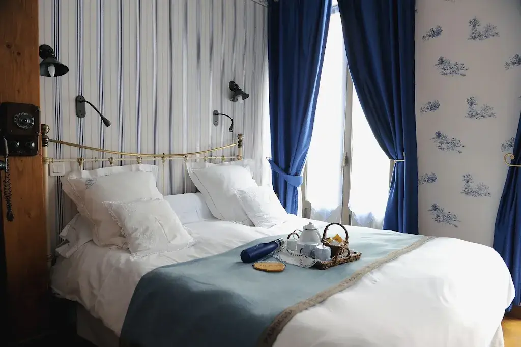 Hôtel le Lion d'Or restaurant in Cauterets