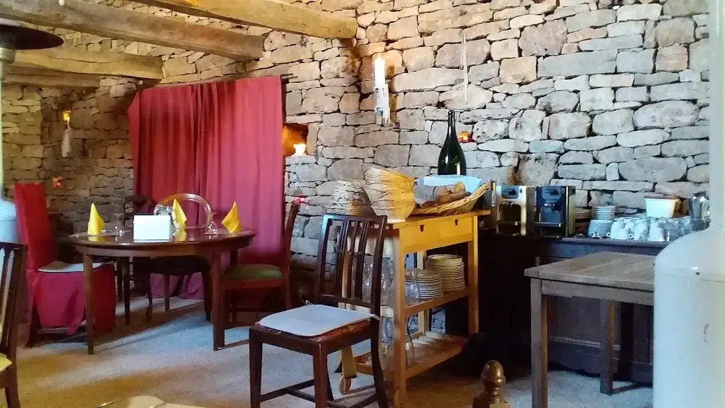 auberge de la grange du cros restaurant in Saillac