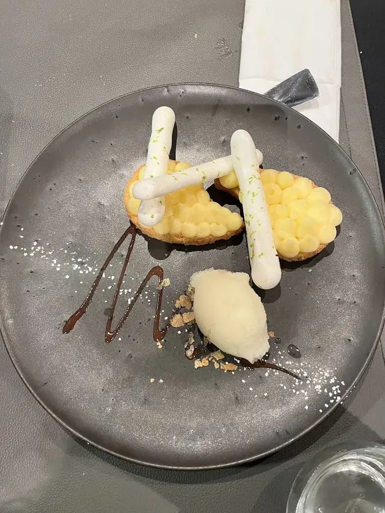 Sarah Tahhan_Le Close-Up_73550_review