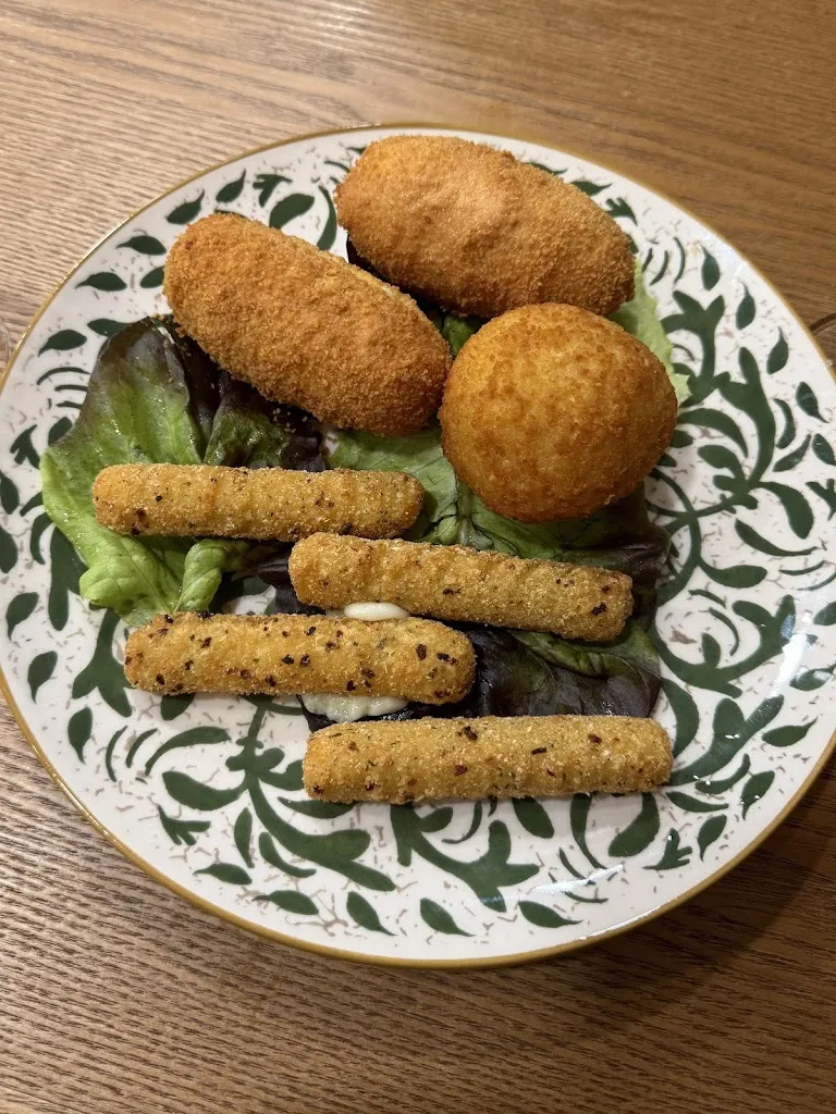 Saskia Johnson_Pazzariello_Cazouls-lès-Béziers_review