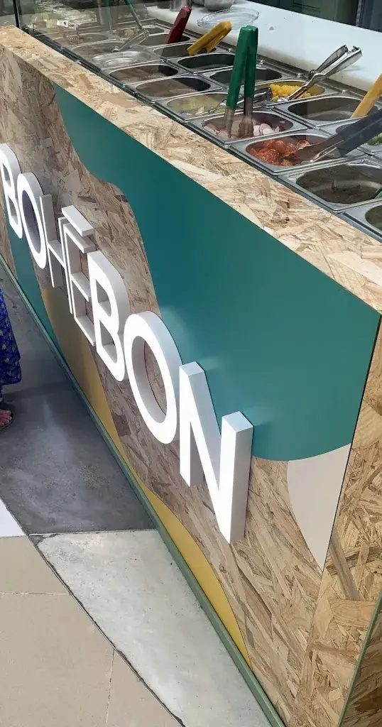 Junior Oc bar team_Bohébon Claira - Love & Poke Bowls_Claira_review