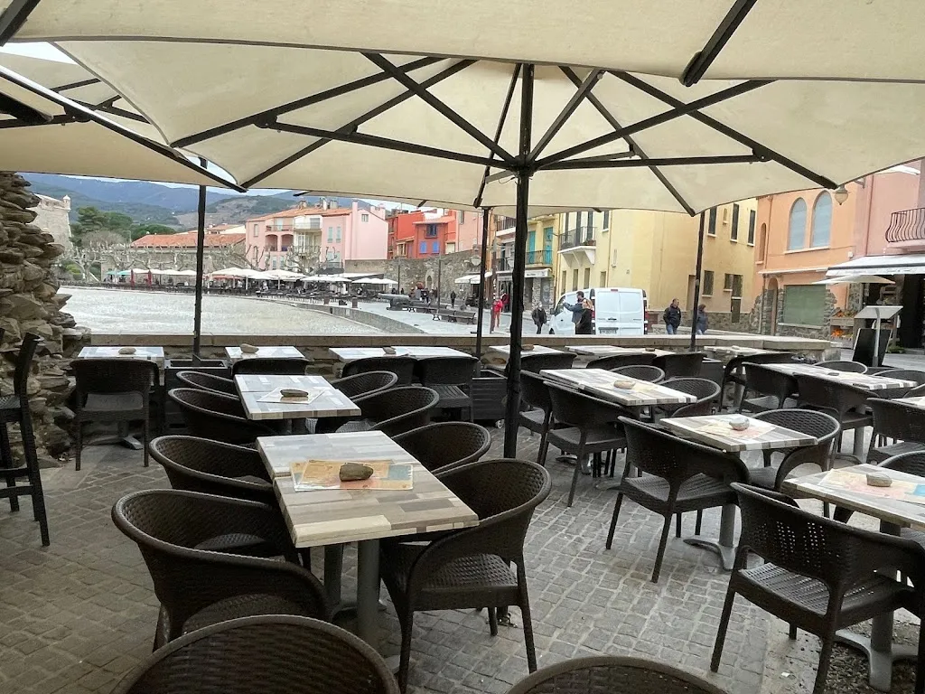 L'Insolite Brasserie Glacier en bord de mer de Collioure restaurant in Collioure