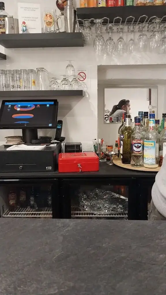 Manuel Salgado da silva_Bar à L’Essentiel_Connaux_review