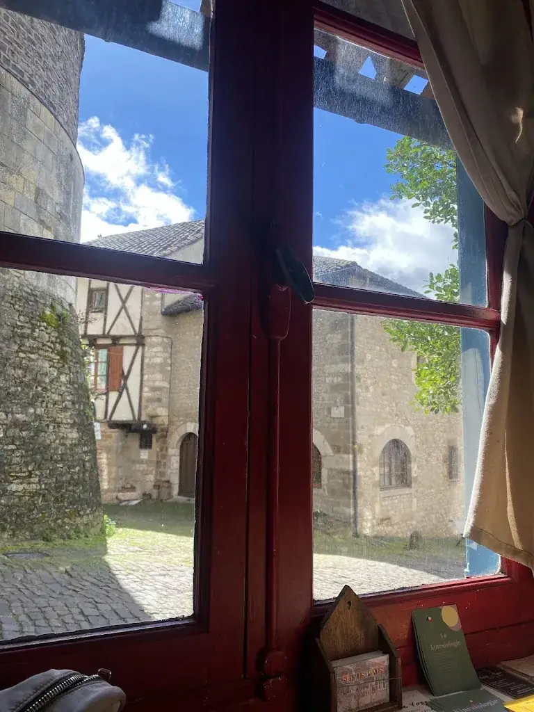 Sofia Hernández Angeles_Sur les pavés_Cordes-sur-Ciel_review