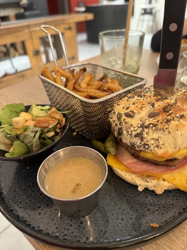 Marie Alice Hardy_O Castela_Saint-Sulpice-la-Pointe_review