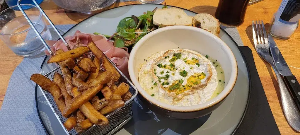 Loic BUSSIERE_Pub the six nation's_Colomiers_review