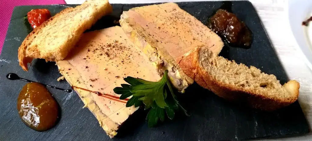 Julie JULIE_L'endroit_Decazeville_recensione