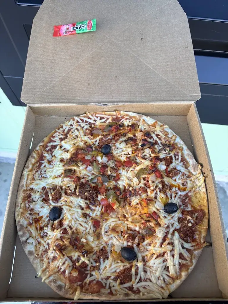 Gauthier Golliot_Distributeur Automatique Pizza Chapelle 24H/24H_Coursan_review