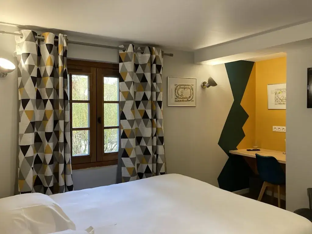 Hotel restaurant LOGIS Domaine de Peyrolade_Daux_slider_image_1