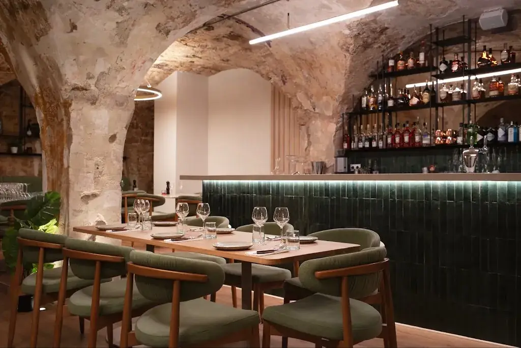 Angus & Bacchus_Montpellier_slider_image_1