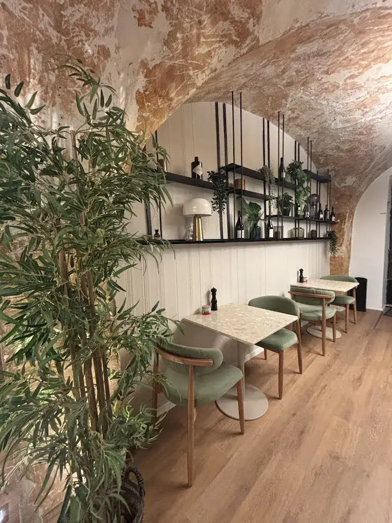 Angus & Bacchus_Montpellier_slider_image_3