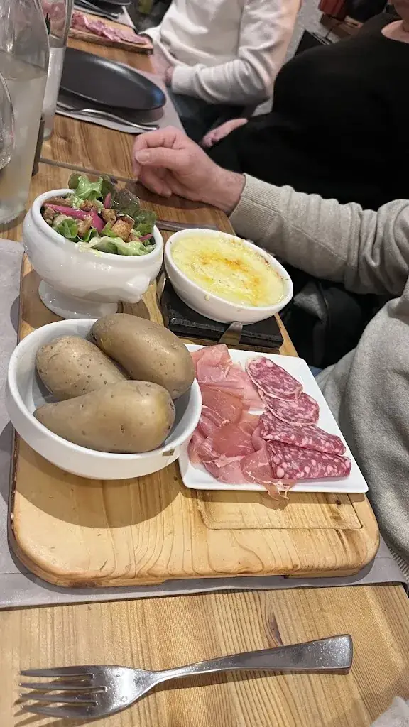 La R'mize_Gets_slider_image_3