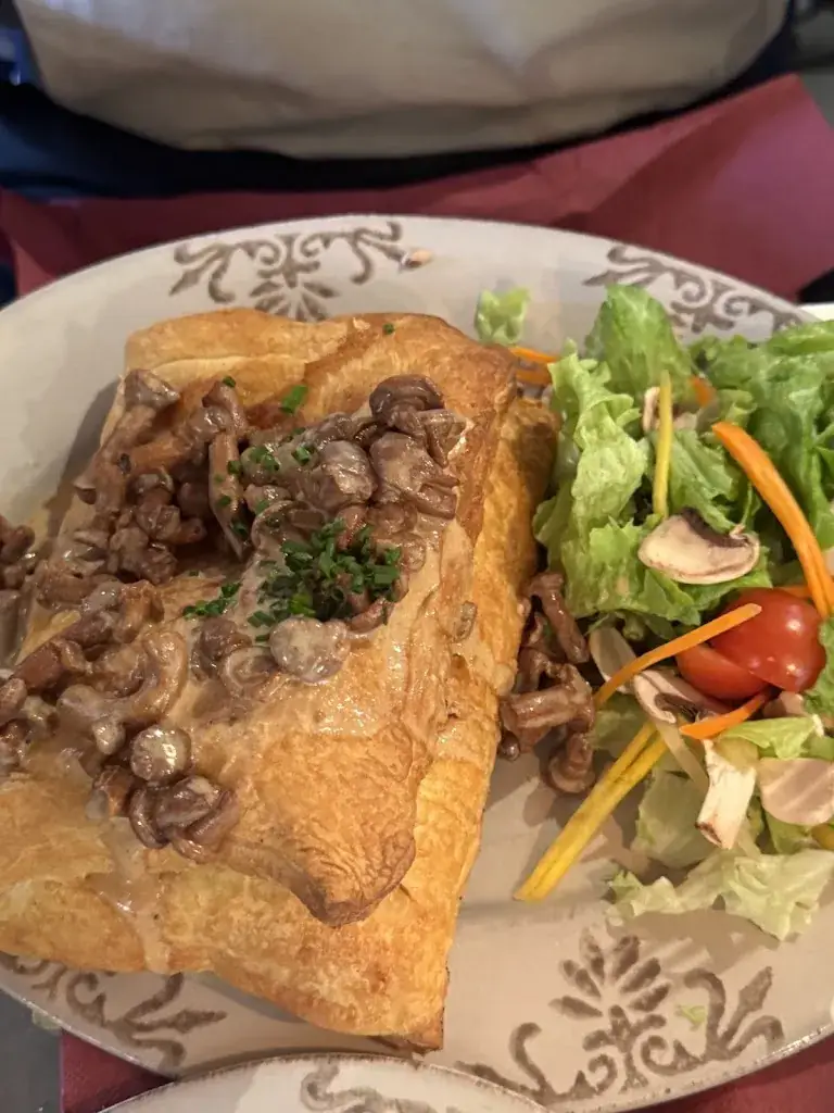 Shahwar Salahuddin_Vaffieu Restaurant_Gets_review