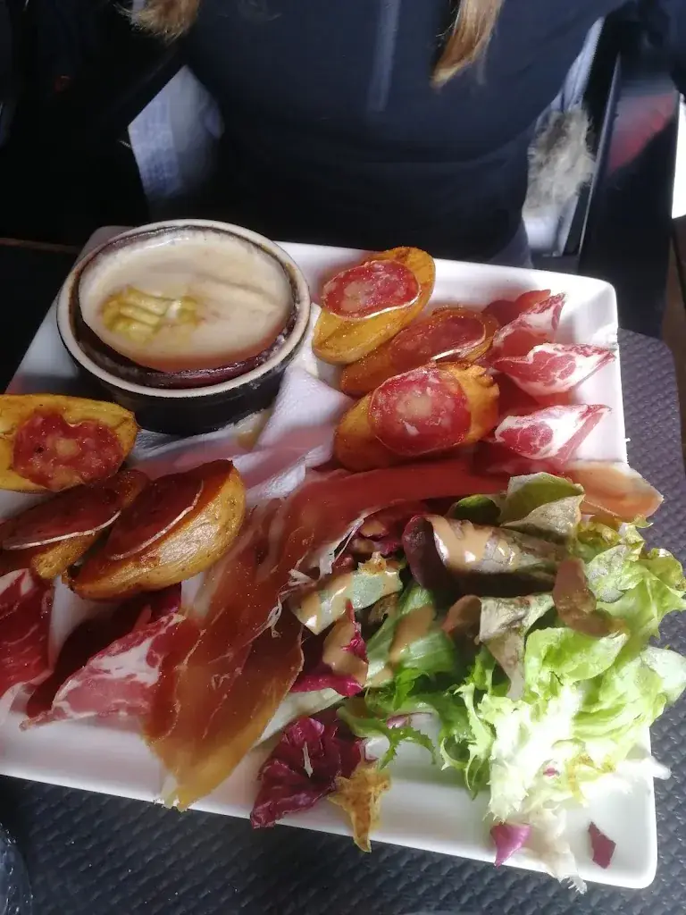 Finley Maplestone_Restaurant Bar Le Grand Cry_Gets_review