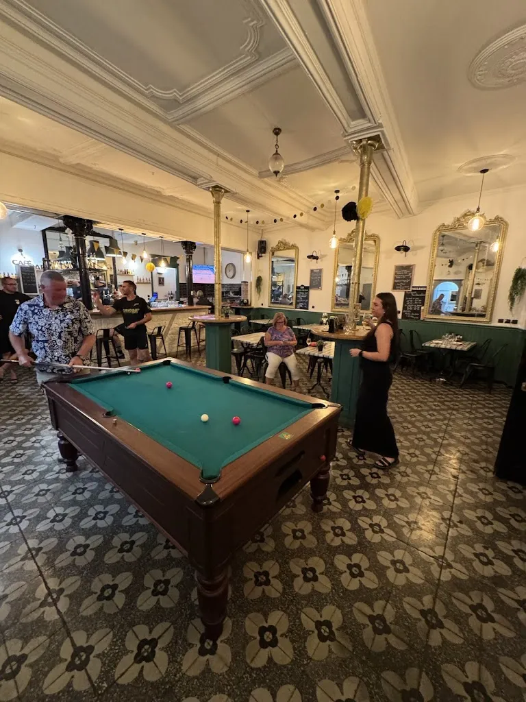 John Fay_Le grand café chez Fred_Fabrezan_review