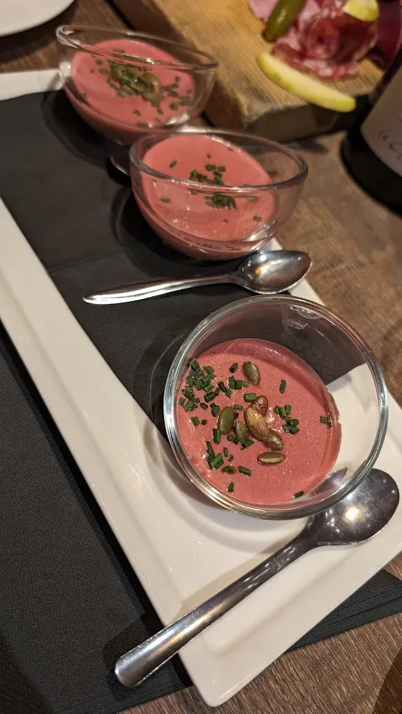 Joanna Bray_Restaurant La Biskatcha_Gets_review