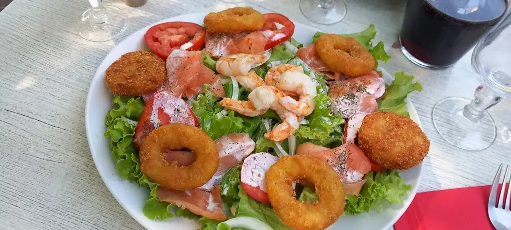 Les Volets Rouges restaurant in Rivières