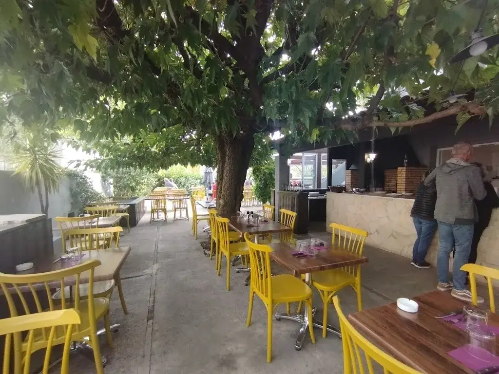 L'Authentique Restaurant in Ganges