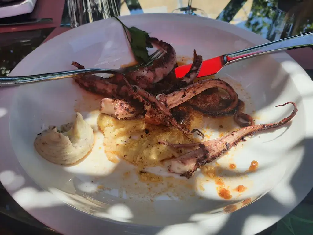 Emie Ly_LES CALADES_Générac_recensione