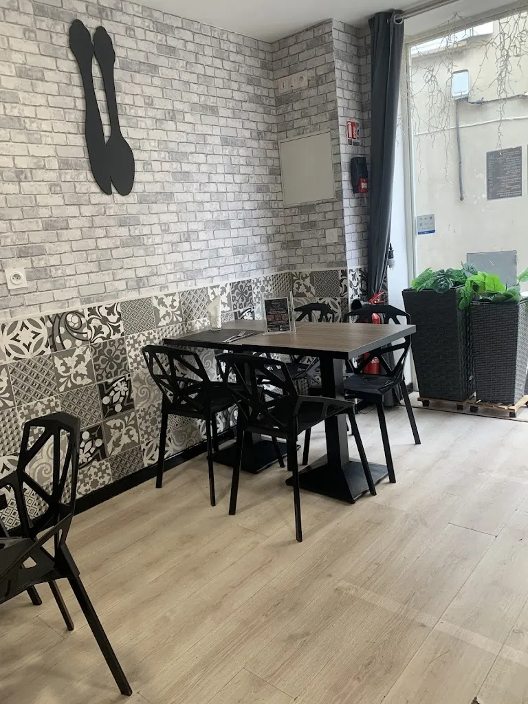 Vera Noir_Hola paella_Frontignan_review