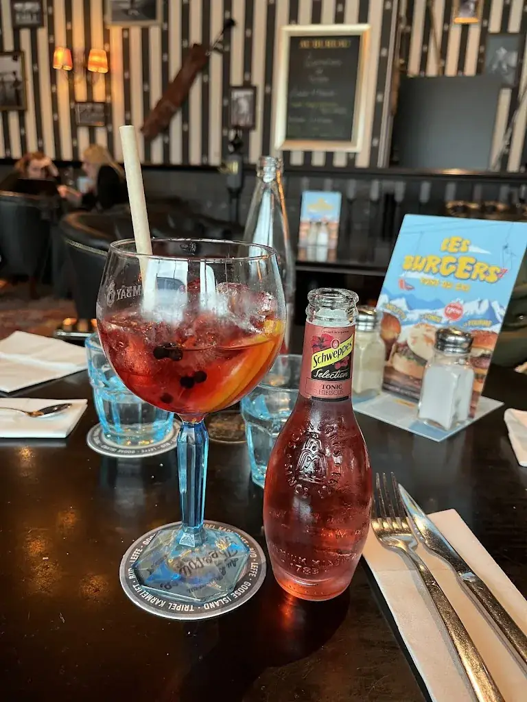 Izaël Makeda Pierre_Au Bureau_Archamps_review