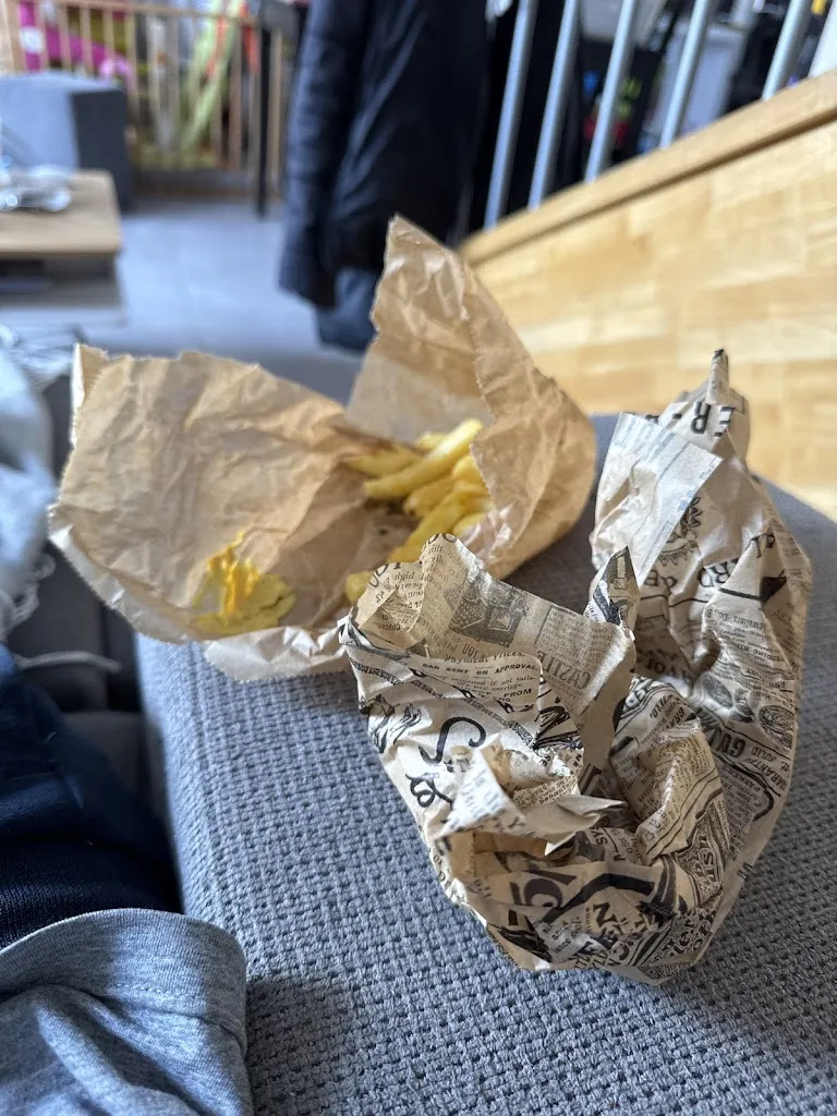 La fille De la lune_La cantine de Gally_Gratentour_review