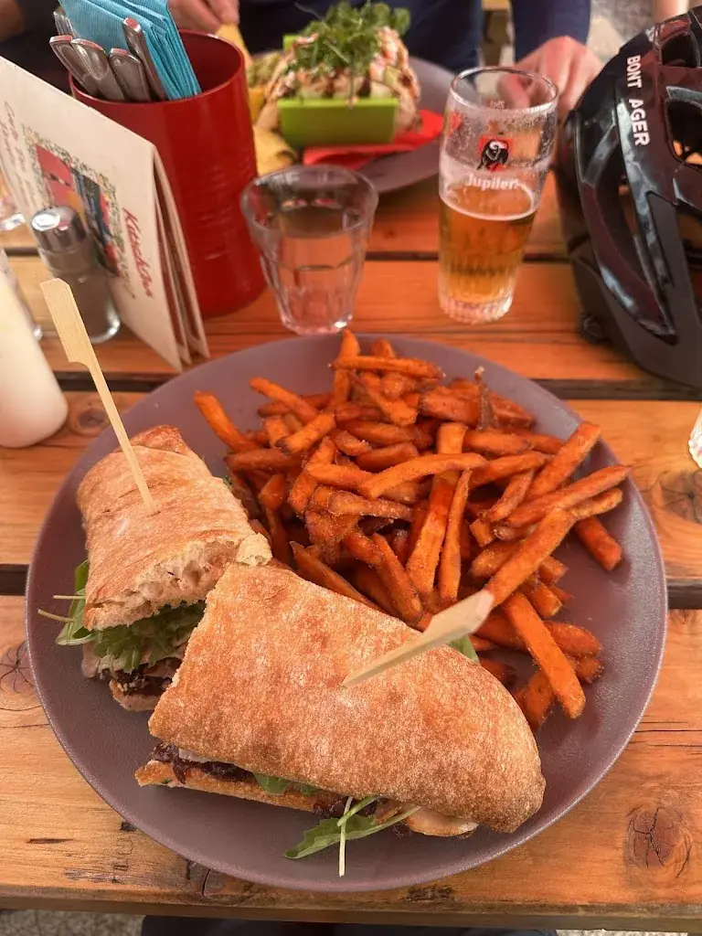 Claudia Tomma_Kitsch Inn_Houches_review