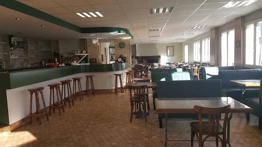 Hôtel Des Pyrénées restaurant in Laloubère